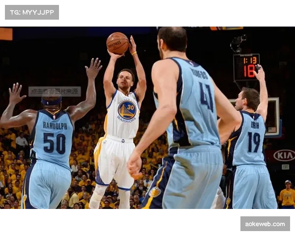 勇士传切体系破解联防，库里无球跑动创造空间